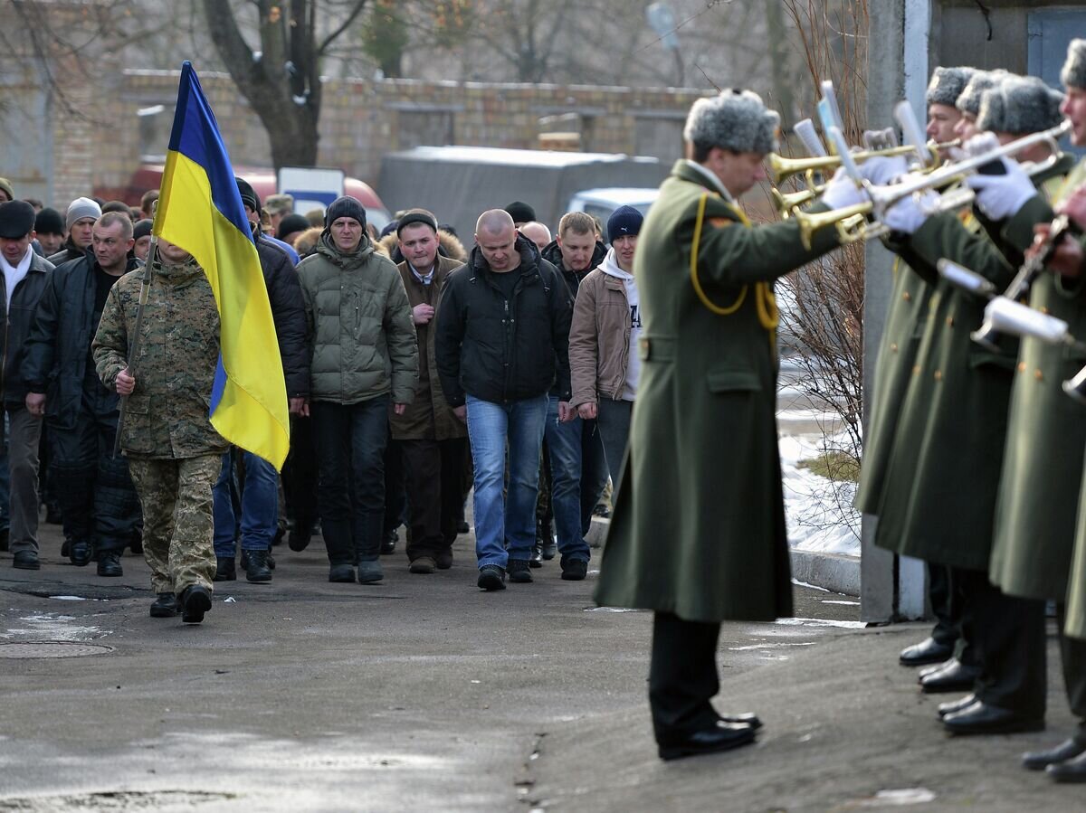    Призывники в украинскую армию и военный духовой оркестр на одном из призывных пунктов в Киеве© РИА Новости / Евгений Котенко