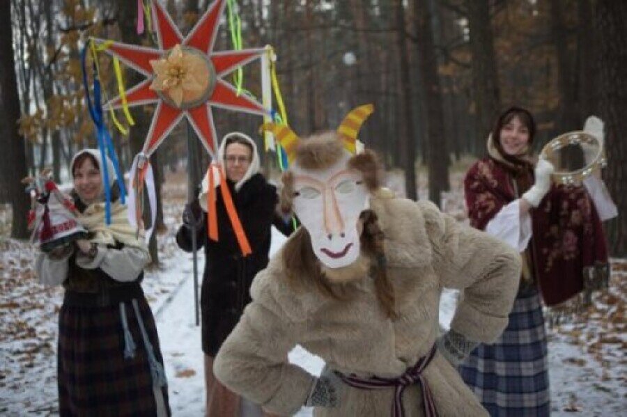 Маска ряженого. Коляды в Беларуси. Ряженые Коляда коза. Костюмы на колядки. Маски для колядования.