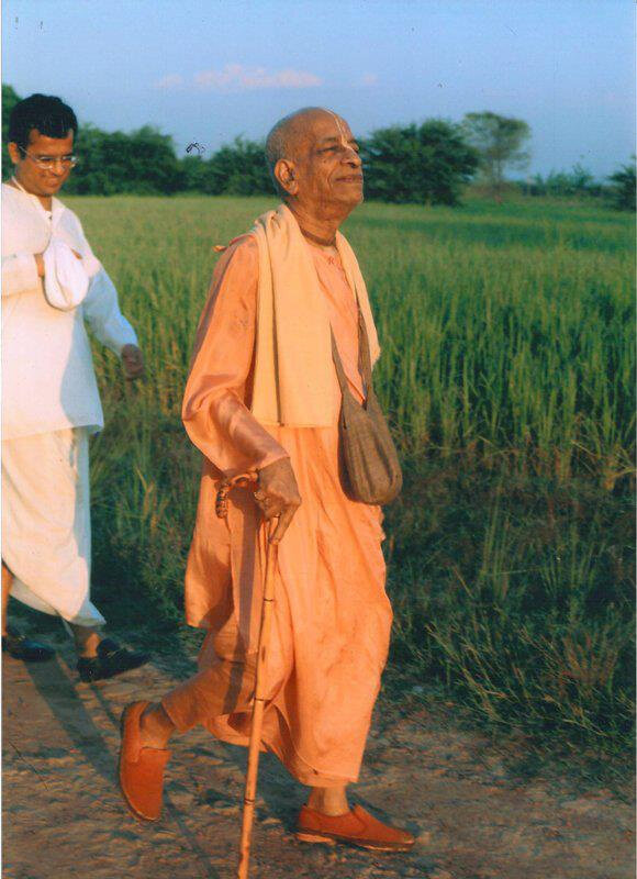 Щрӣла Прабхупа̄да на прогулке с учениками, друзьями, доброжелателями в святой дхаме ( земле).