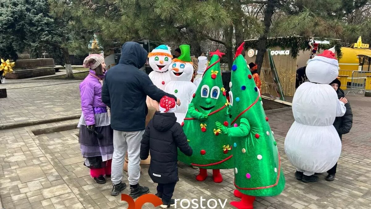     Ростов начали активно украшать к Новому году еще в декабре. Снег так и не выпал даже в первых числах января, зато зон для праздничных селфи — множество. Где сделать новогодние фотографии — в материале RostovGazeta