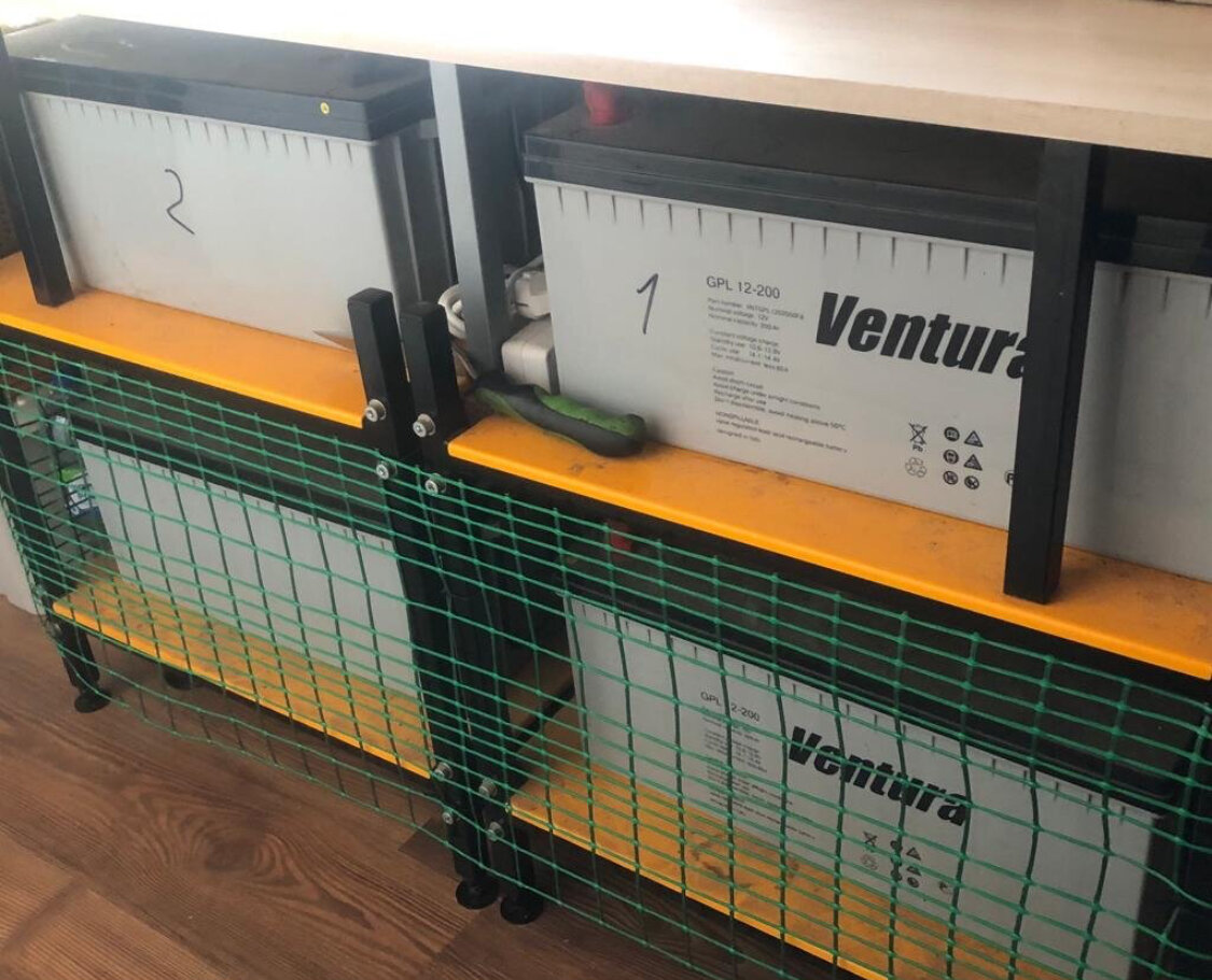 Аккумуляторы. Стеллаж мы сразу вместе со всем заказывали (в сумму он тоже вошёл). Можно, разумеется, сделать самим. На сетки внимание не обращайте - это от котов))