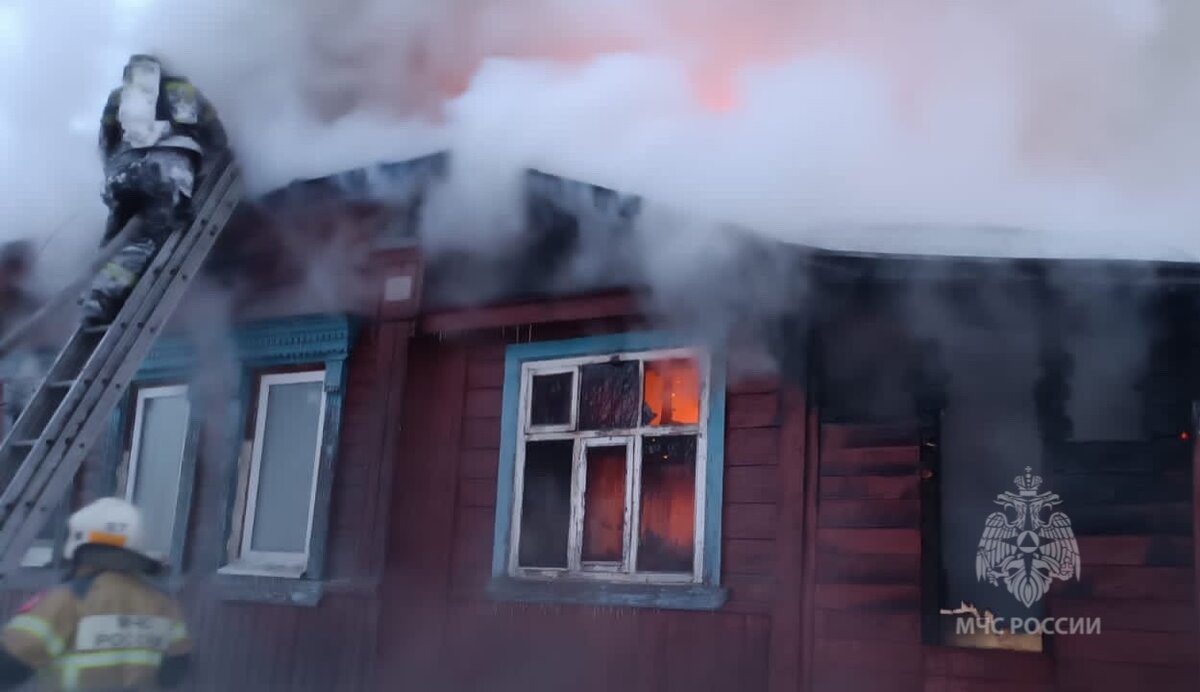    Пожарные спасли пожилую женщину из огня