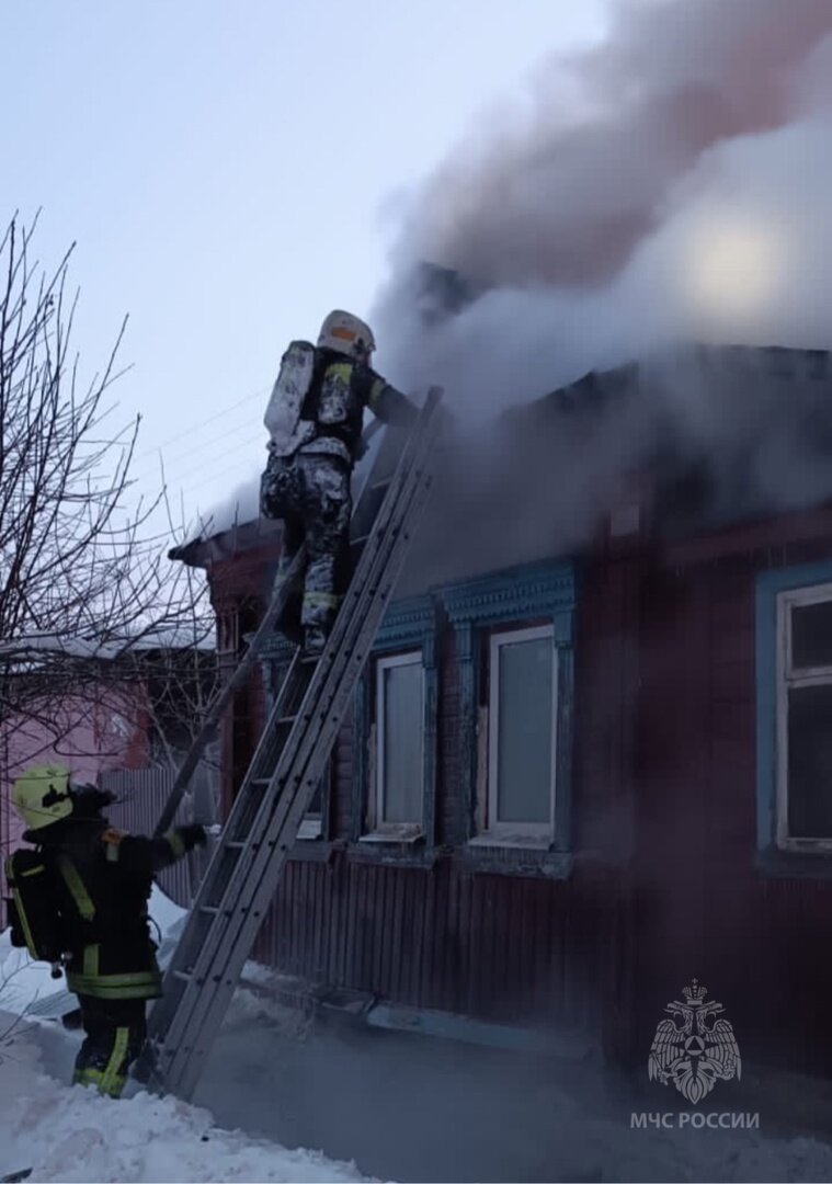    Пожарные спасли пожилую женщину из огня