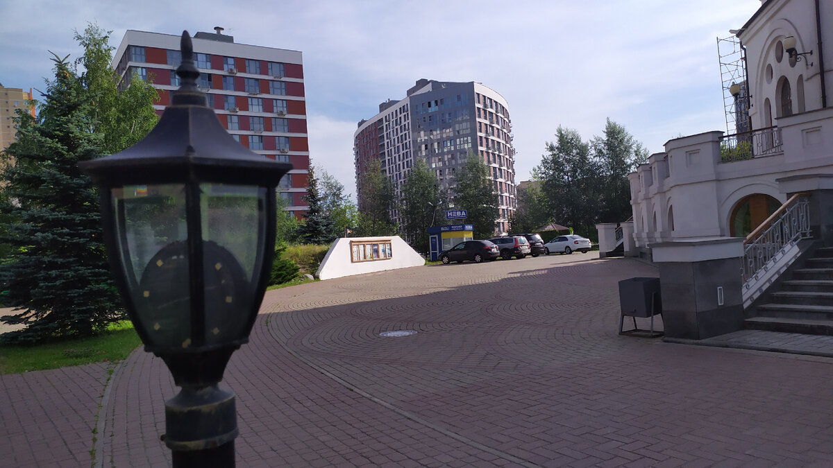 Дворик у Христо-Рождественского собора в Мытищах.