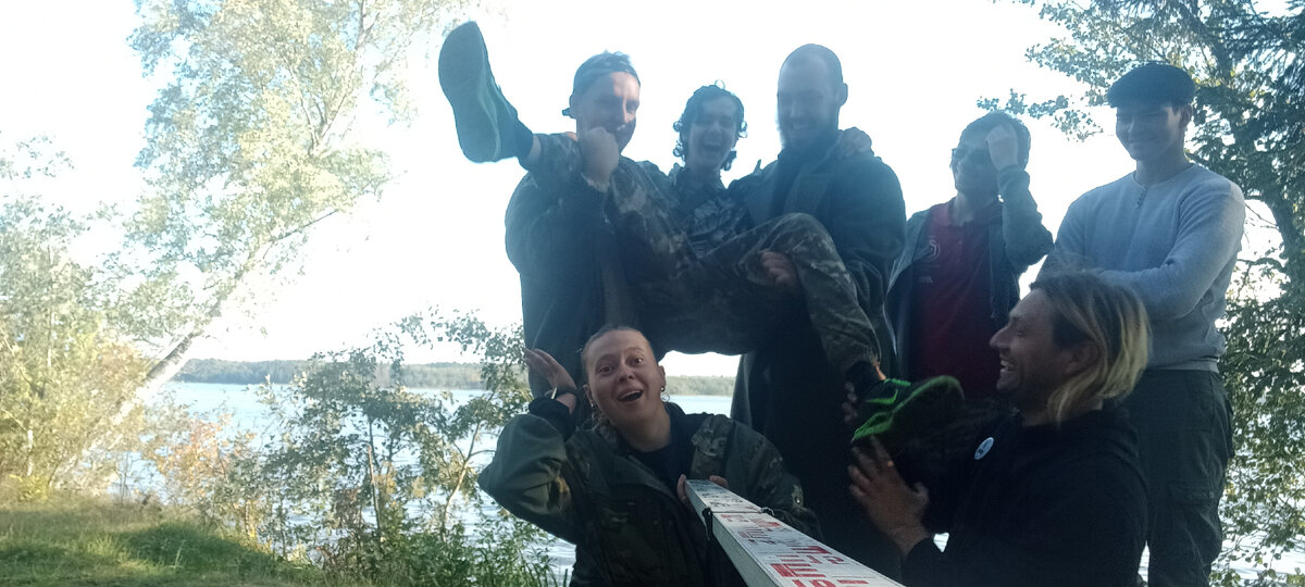 Специалисты Центра адекватных исследователей на берегу озера Заозерье