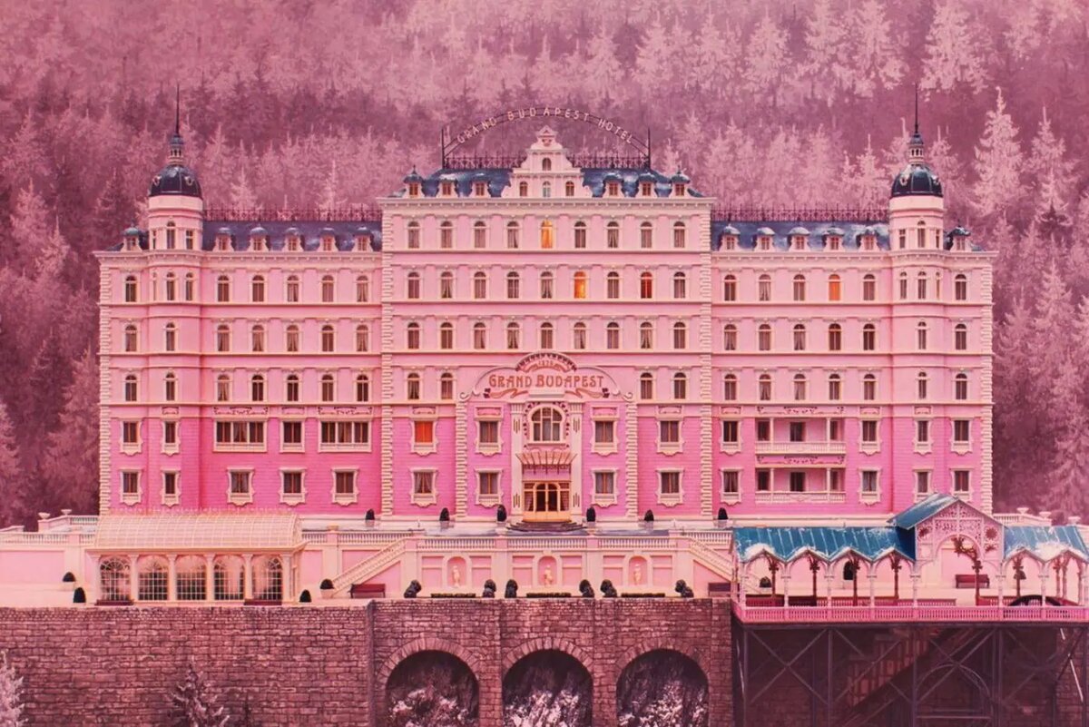 Фасад Отеля Гранд Будапешт, в его лучшие времена