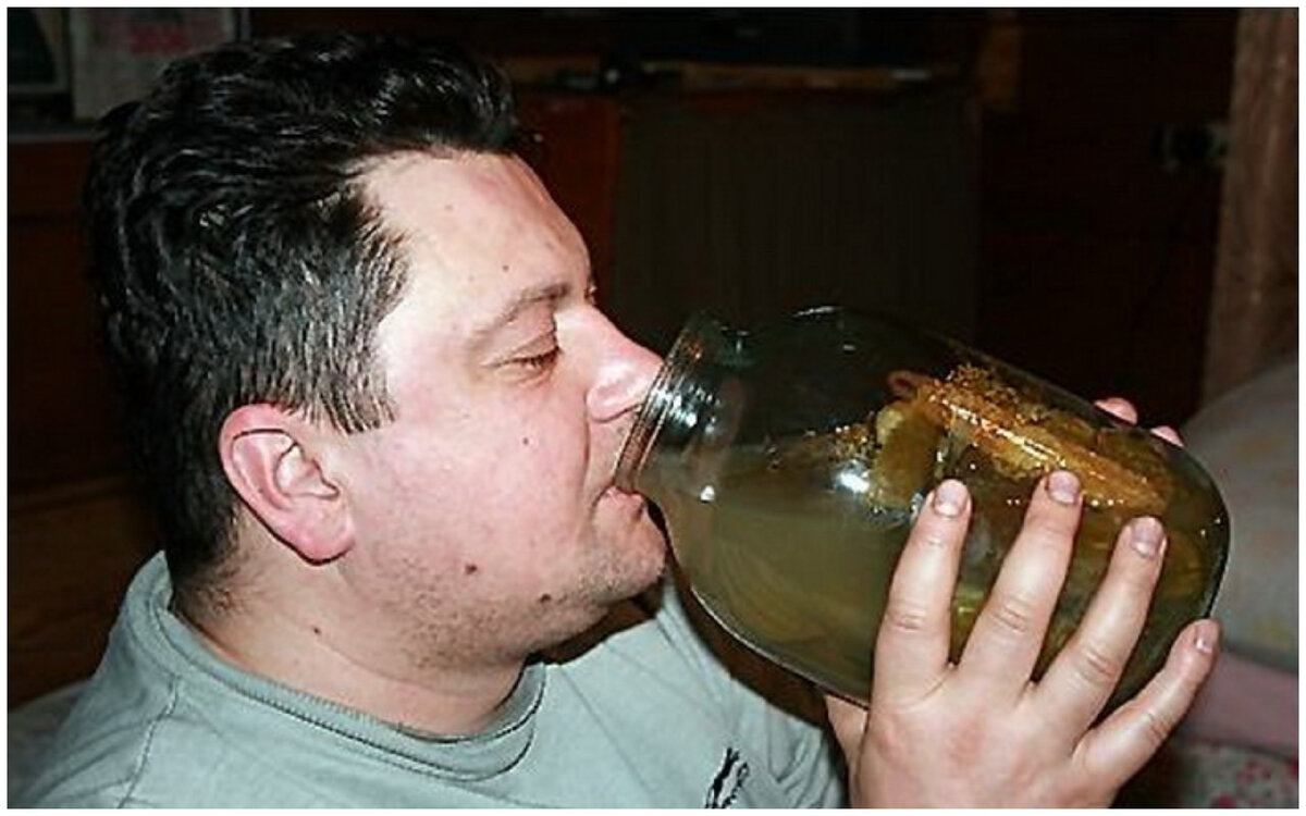 Почему пьют рассол. Человек с похмелья. Пьет рассол. Мужик пьет рассол. Мужик пьет из банки.