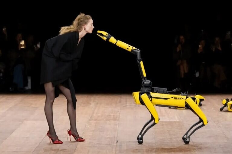    Робот-пес компании Boston Dynamics на показе бренда Coperni на Неделе моды в Париже / © Francois Durand / Getty Images