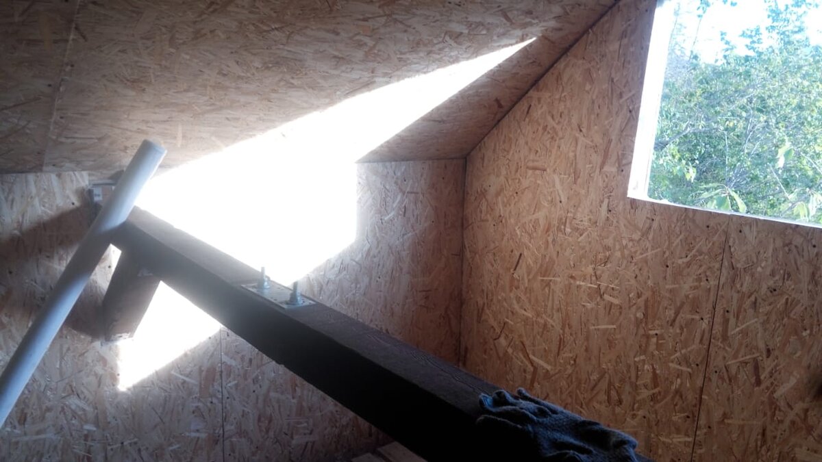 Эту балку сделали для укрепления конструкции крыши- она будет внутри слегка перегораживать пространство. Нужно её как-то обыграть в интерьере. О, а у нас будет интерьер?:)