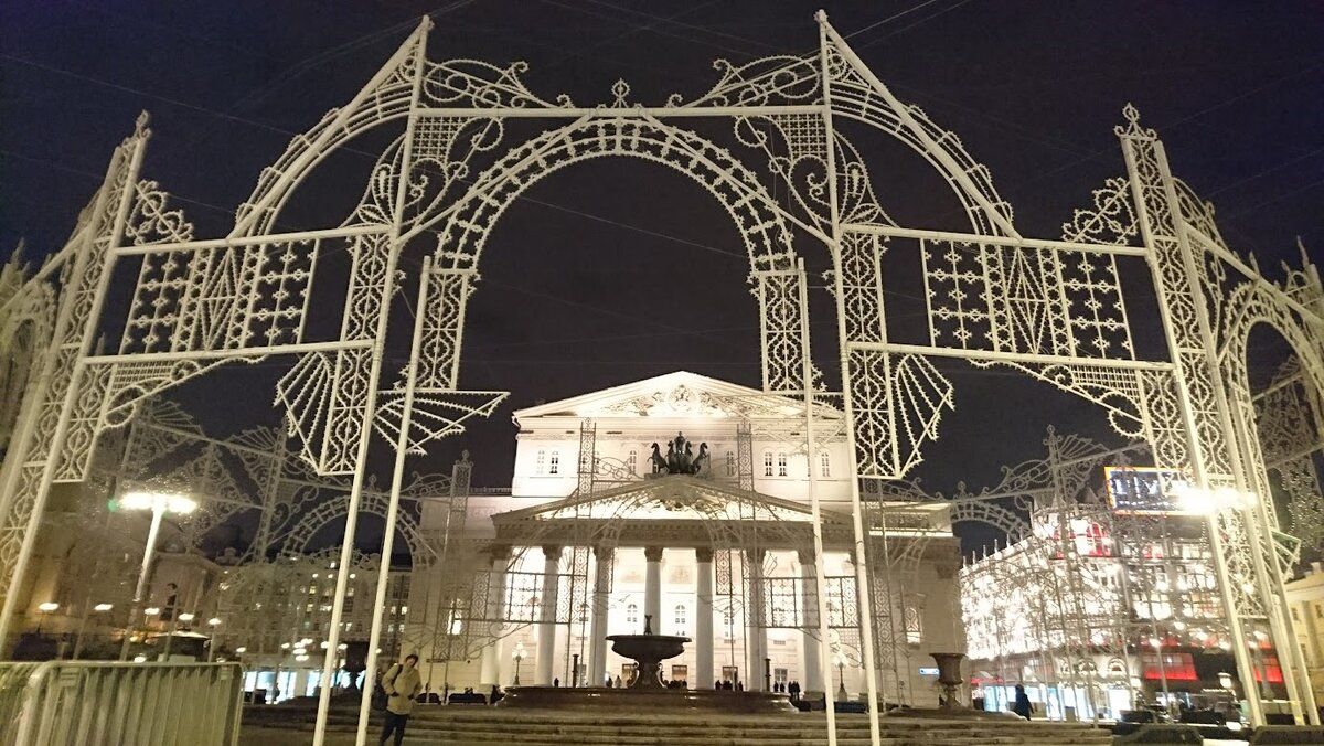 Новогодние конструкции только установили. Осеннее фото