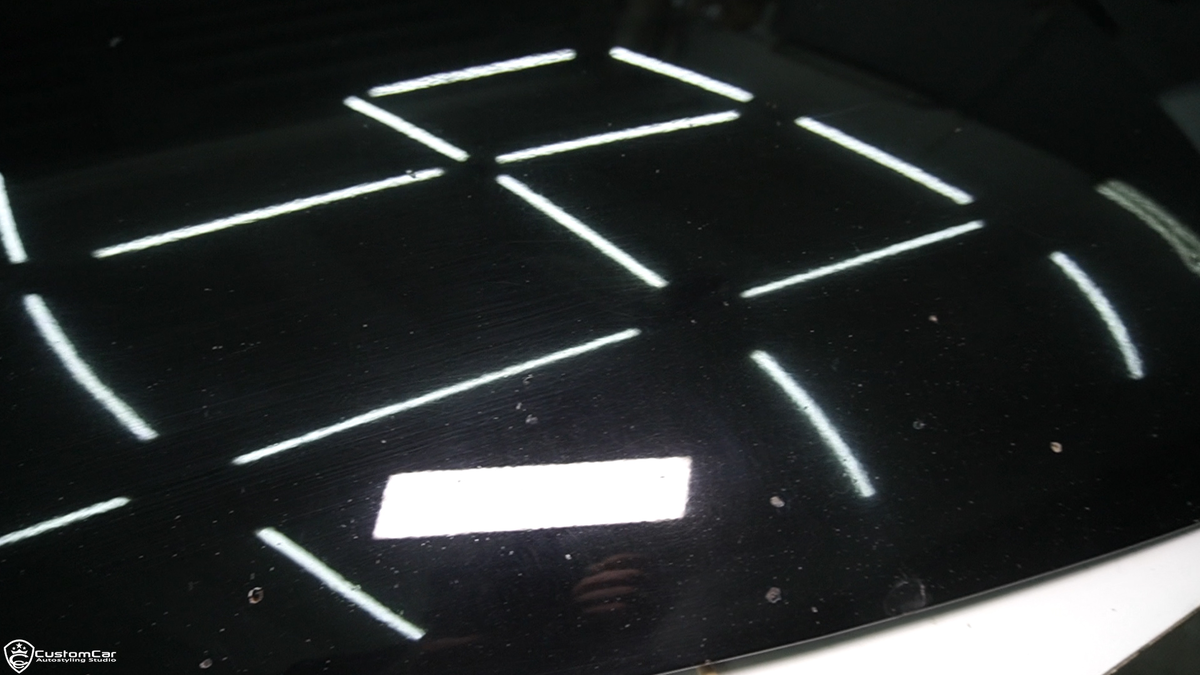 сколы на передней части капота автомобиля