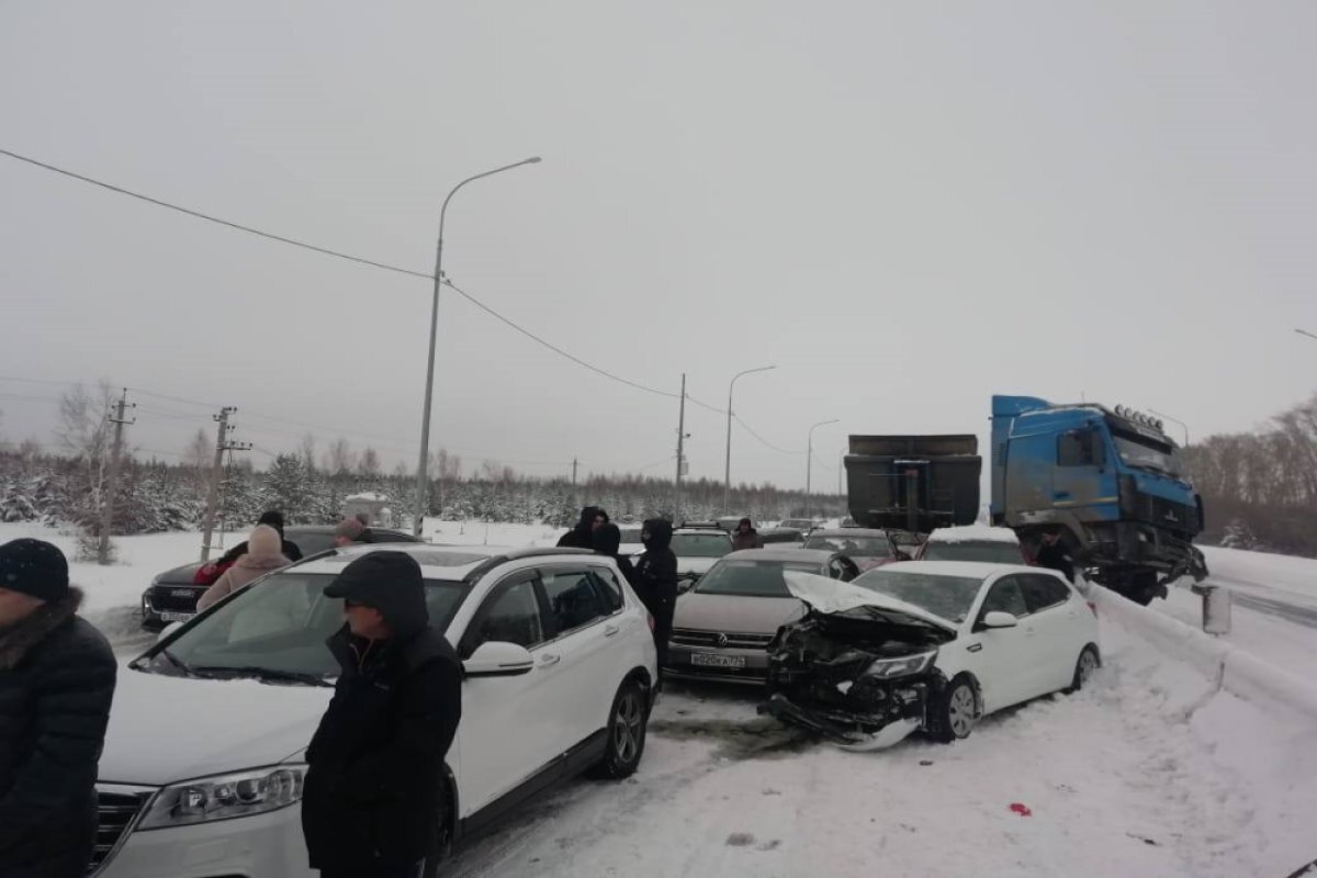    13 автомобилей столкнулись на трассе в Челябинской области