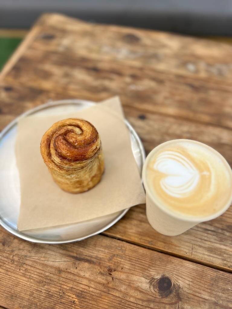 Холодильник мем. Мазь звездочка прикол. Открой что нибудь там. Что нибудь интересное картинки. Ужас как душно.