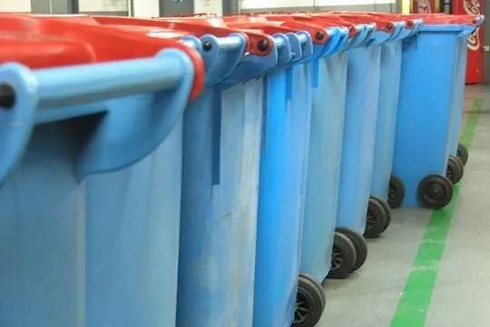    Жители Челябинска украсили неубранный с прошлого года мусор портретами мэра