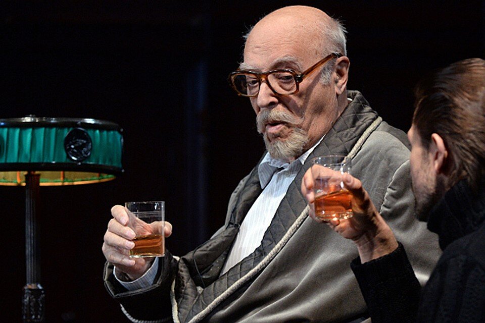 "Окаемовы дни". Спектакль Театра имени Вахтангова. В главной роли - Владимир Этуш. Фото-Яндекс-картинки