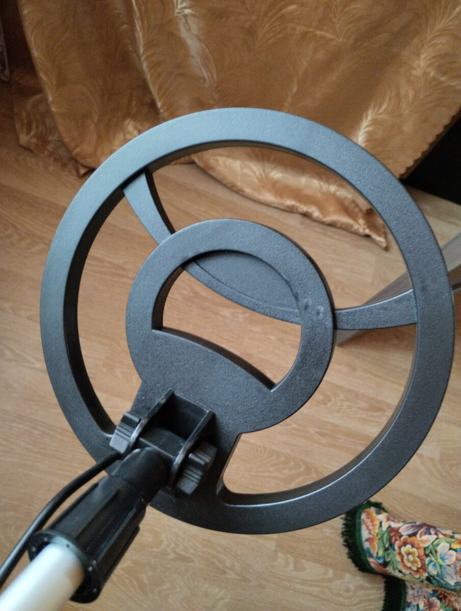 Крепление катушки накручивается на трубочку и ... болтается))))