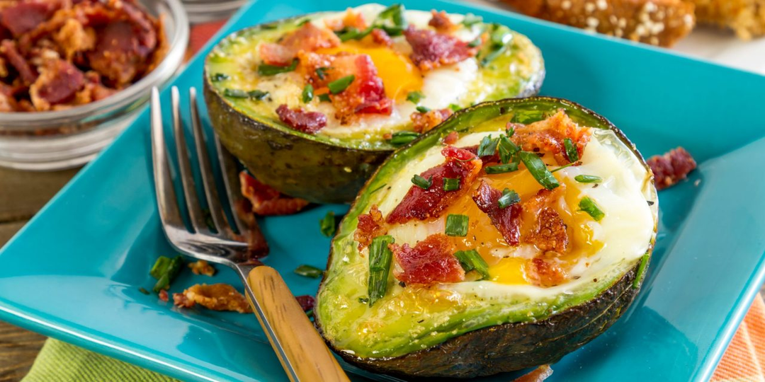 Запеченное авокадо с яйцом
