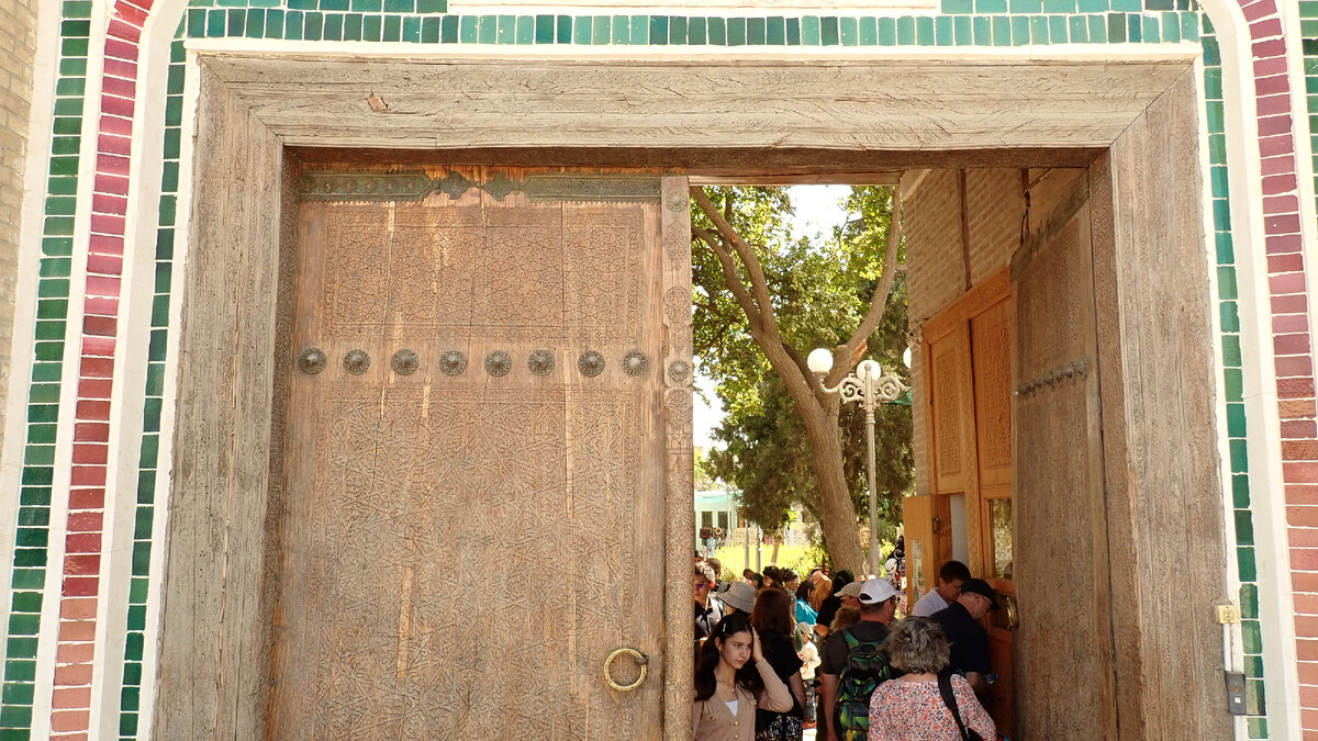 Массивные резные ворота