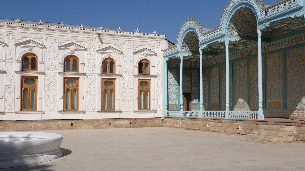 Угол веранды и Белого зала