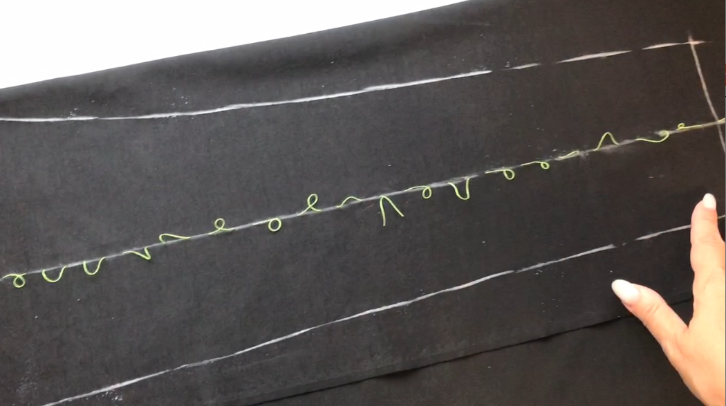 Перешив водолазки. Трикотажные нитки из футболок. Порезать футболку на полоски для вязания. Как сделать трикотаж. Идеи для старой футболки.