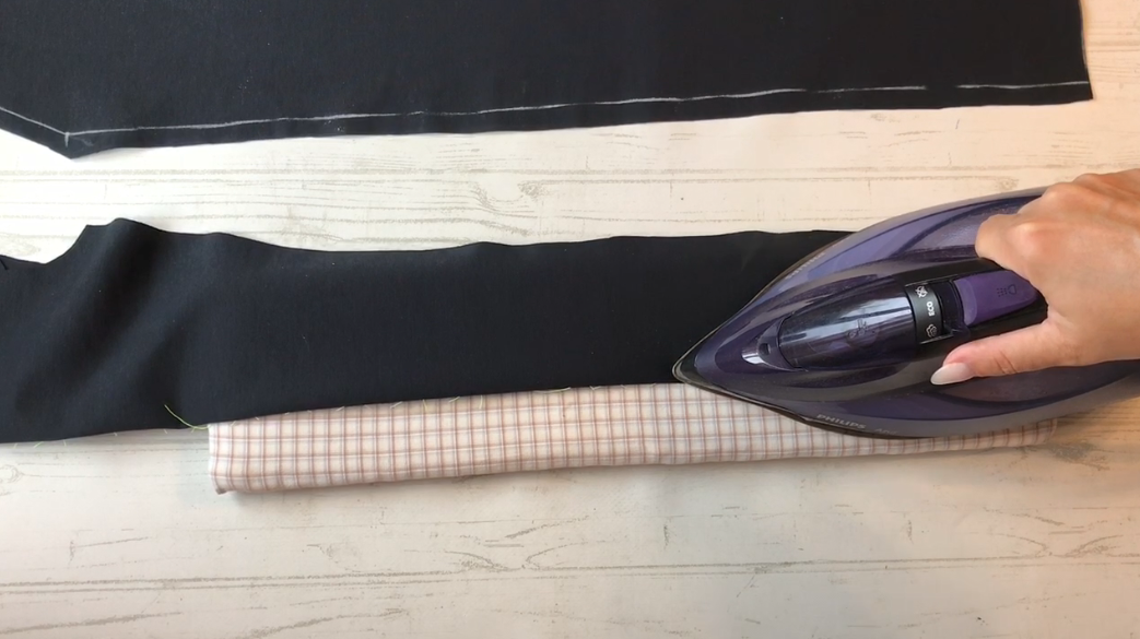 Как сшить стрейч. Как подшить трикотажные брюки. Как подшить трикотажные брюки. Машинка для подгиба низа брюк. Подшить брюки.