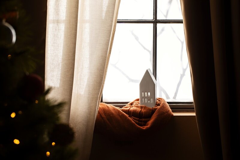 Сочетание традиционного и современного дизайна придает подоконникам изысканность и уникальность