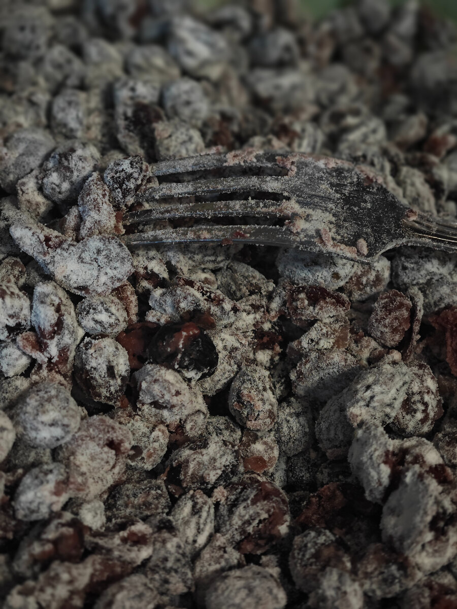 Изюм и сушеная вишня, настоянные на коньяке