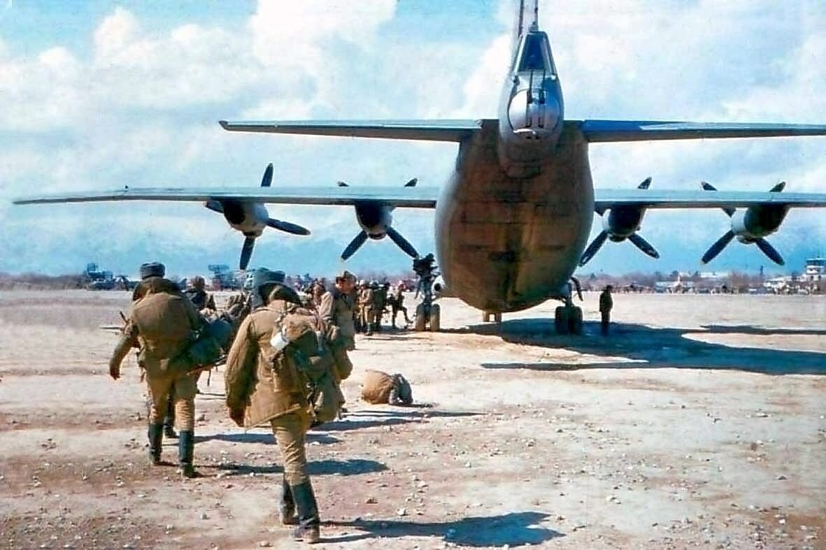 Баграм Афганистан 1979. Чёрный тюльпан самолёт Афганистан груз 200. Авиабаза Баграм Афганистан 1979. Пилот черного тюльпана