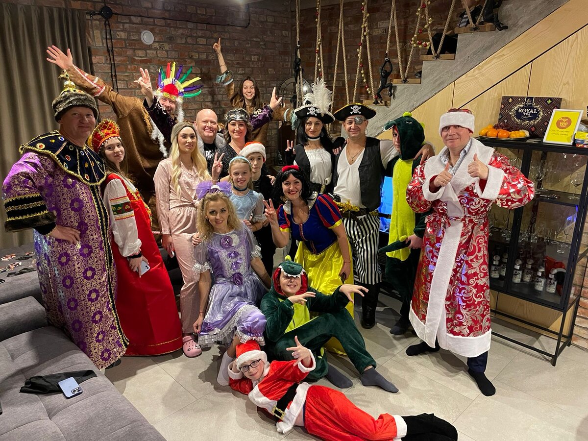 Костюмы пиратов не наши, но шляпы на них наши. 😉