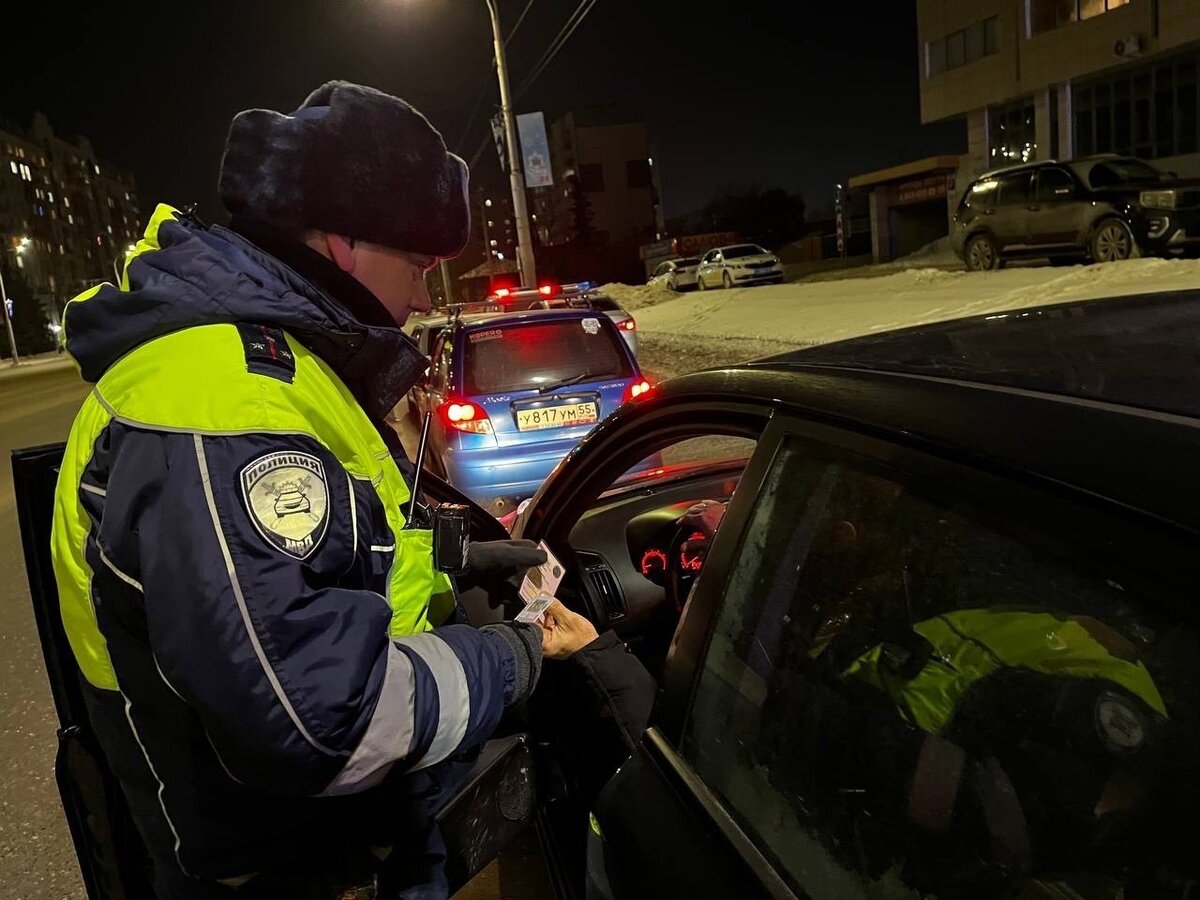 Остановил инспектор ГИБДД и требует передать телефон для проверки, для ...