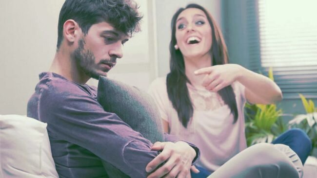 Мужчины болезненно воспринимают обесценивание своего вклада в отношения