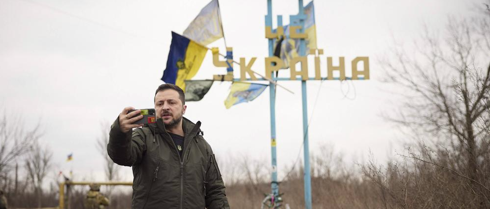 Народ вв промышленных количествах пускают на фарш, а Володя всё фоткается © Imago/Zuma Wire/Pool /Ukrainian Presidential Office