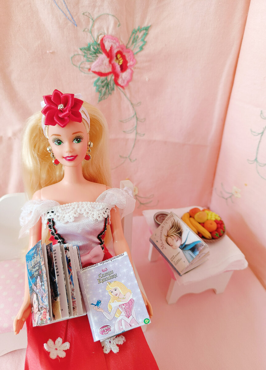 Холли выглядит очень мило в этом платье, украшенном белыми цветами, волосы её тоже украшает цветок, и на розовом фоне у нас цветочек с зелёными лепестками, на тонком стебле. Сплошное цветение!