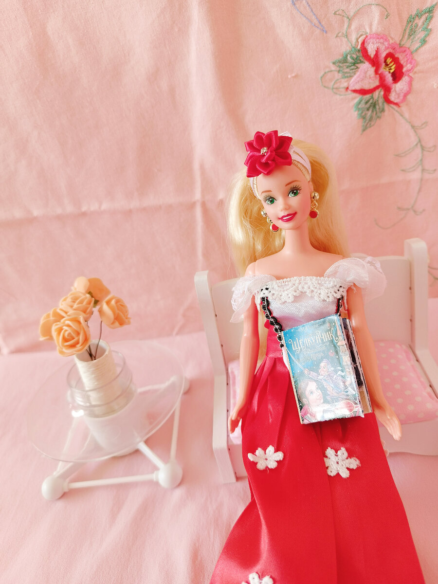 А вот ещё цветы в вазе. На столике