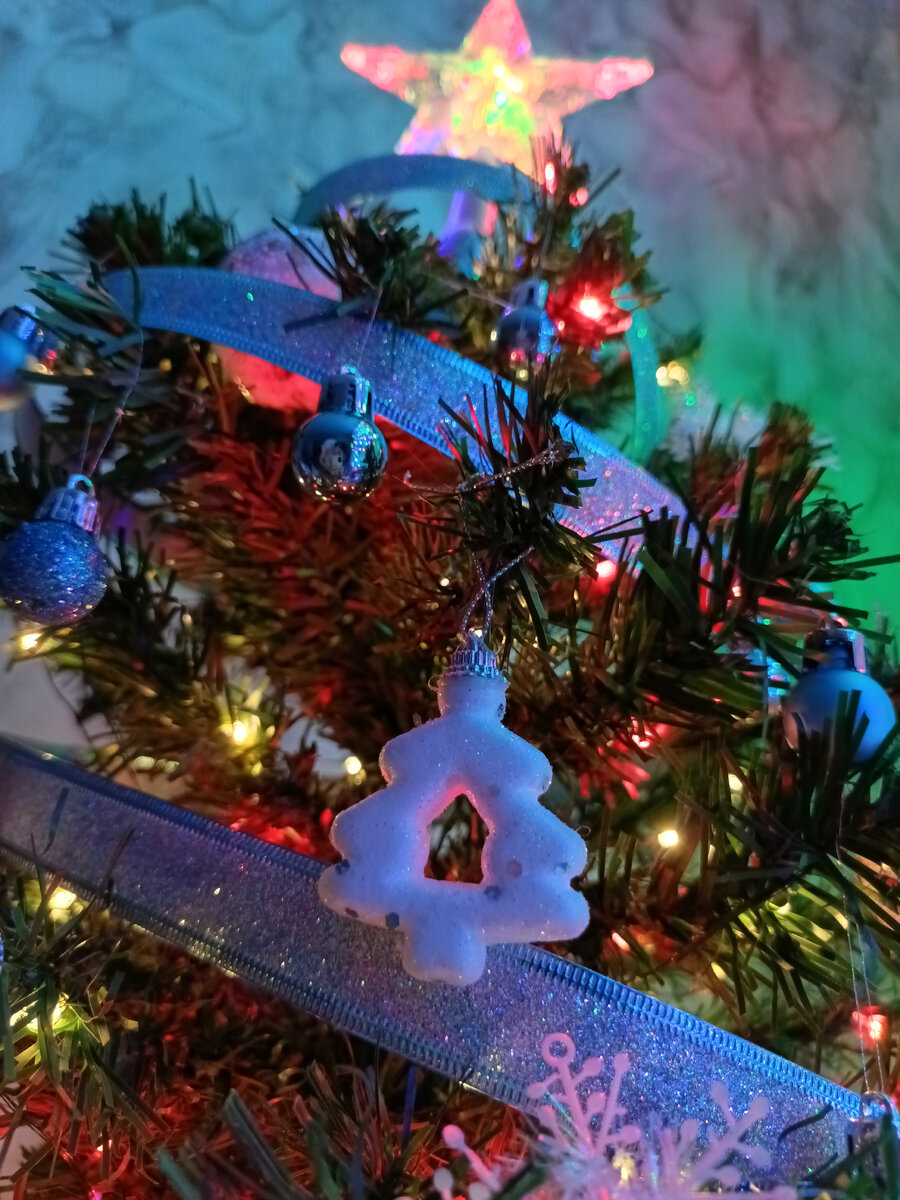 Огоньки как деньки мелькают на ёлочке🎄😊