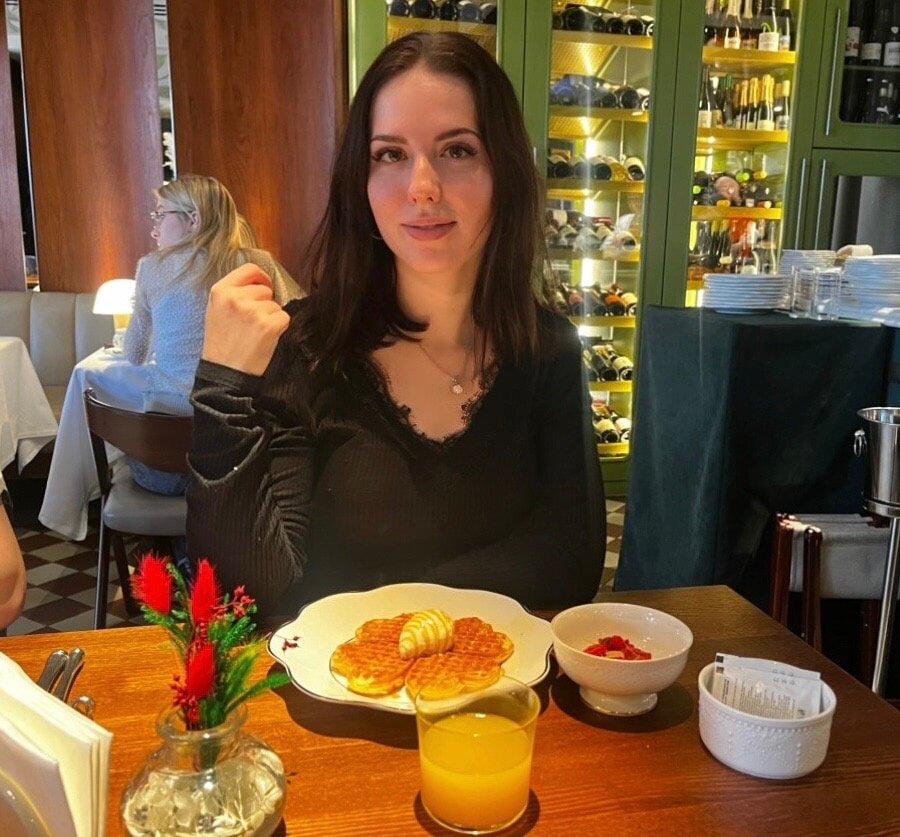 позади меня винный шкаф