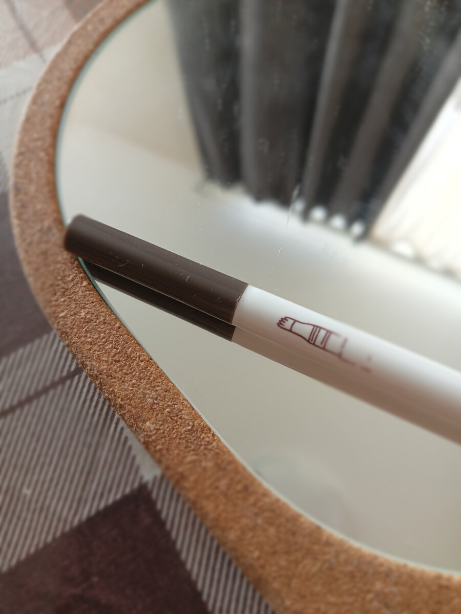 Название уже стëрлось с него. Кстати довольно легко. Возможно подделка? 