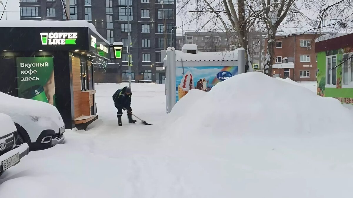     Глава Ижевска Дмитрий Чистяков рассказал о том, как идет уборка снега в городе. По словам градоначальника сейчас основное внимание уделяется магистральным дорогам.