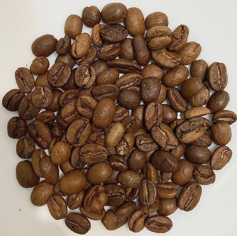 Рохо амарилло, или смесь красного и желтого катуаи экспериментальной обработки Taco Roll - зерно несколько разнородное как по цвету, так и по размеру. В виду обработки есть деформированные зерна. 