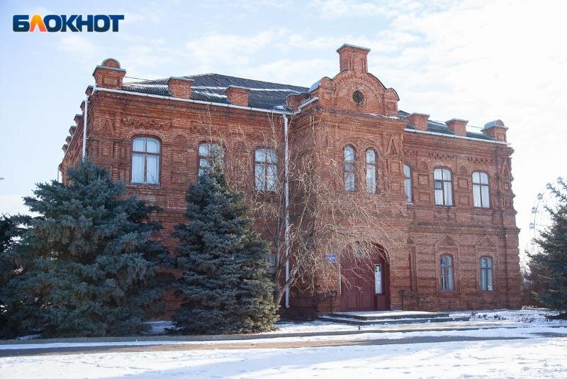 В Волжском за главной площадью Ленина расположено небольшое кирпичное здание. В народе его называют «старая школа», в залах которой расположился филиал волжского музейного комплекса.