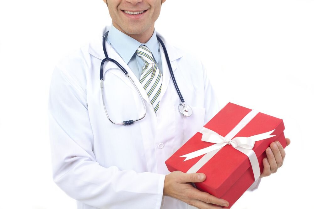 После обхода врач. Подарок от врача. Подарок доктору. Подарок медику. Врач дарит подарок.