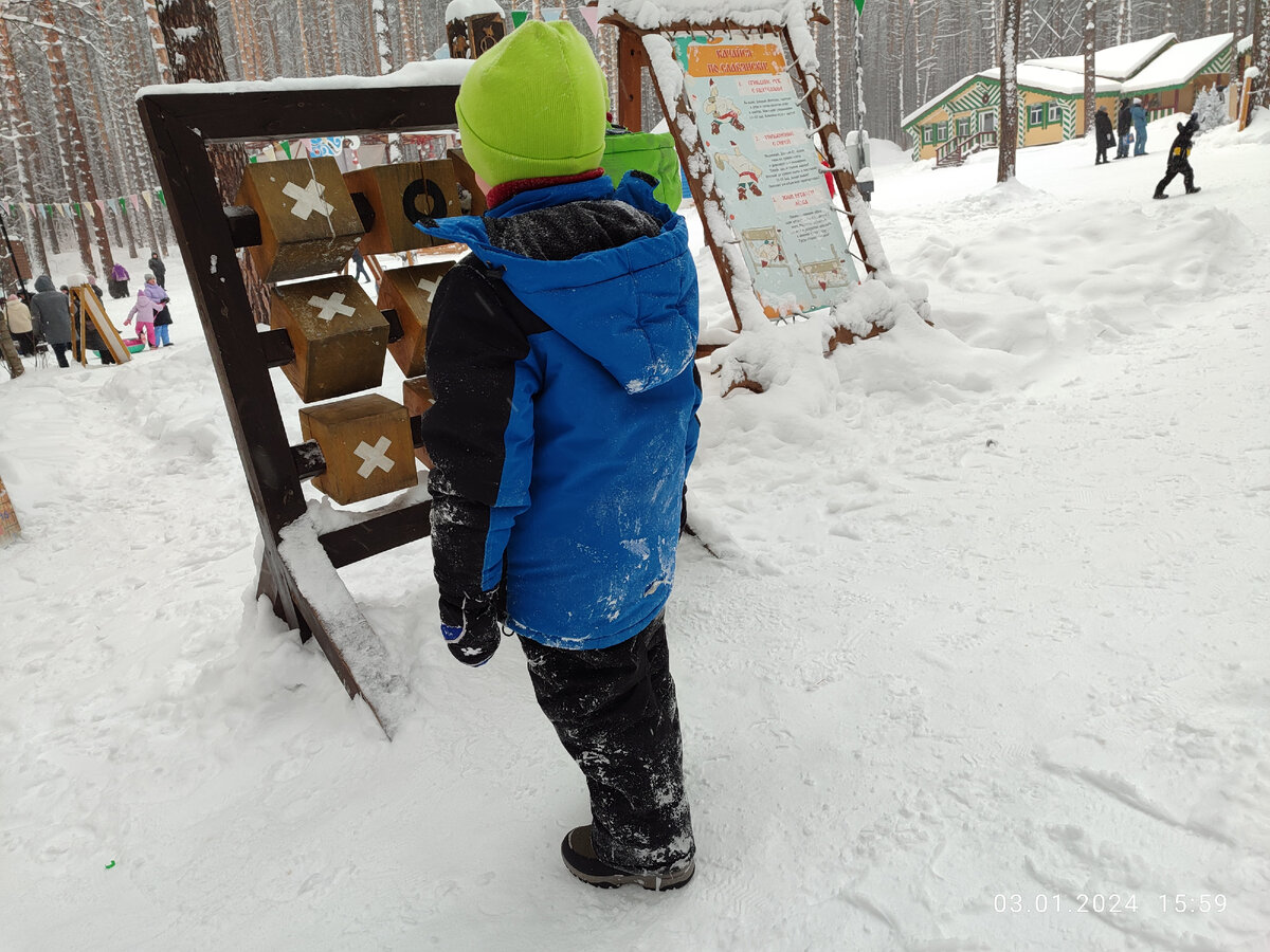 Видите у Вадима на куртке и на штанах следы, как он по снегу катился? Вот на лице было тоже самое
