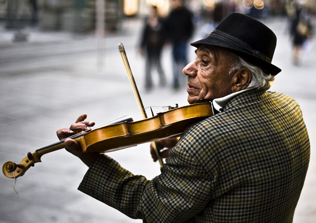 Стариков скрипка. Уличный скрипач. Старый музыкант. Скрипач на улице. Музыканты на улице.