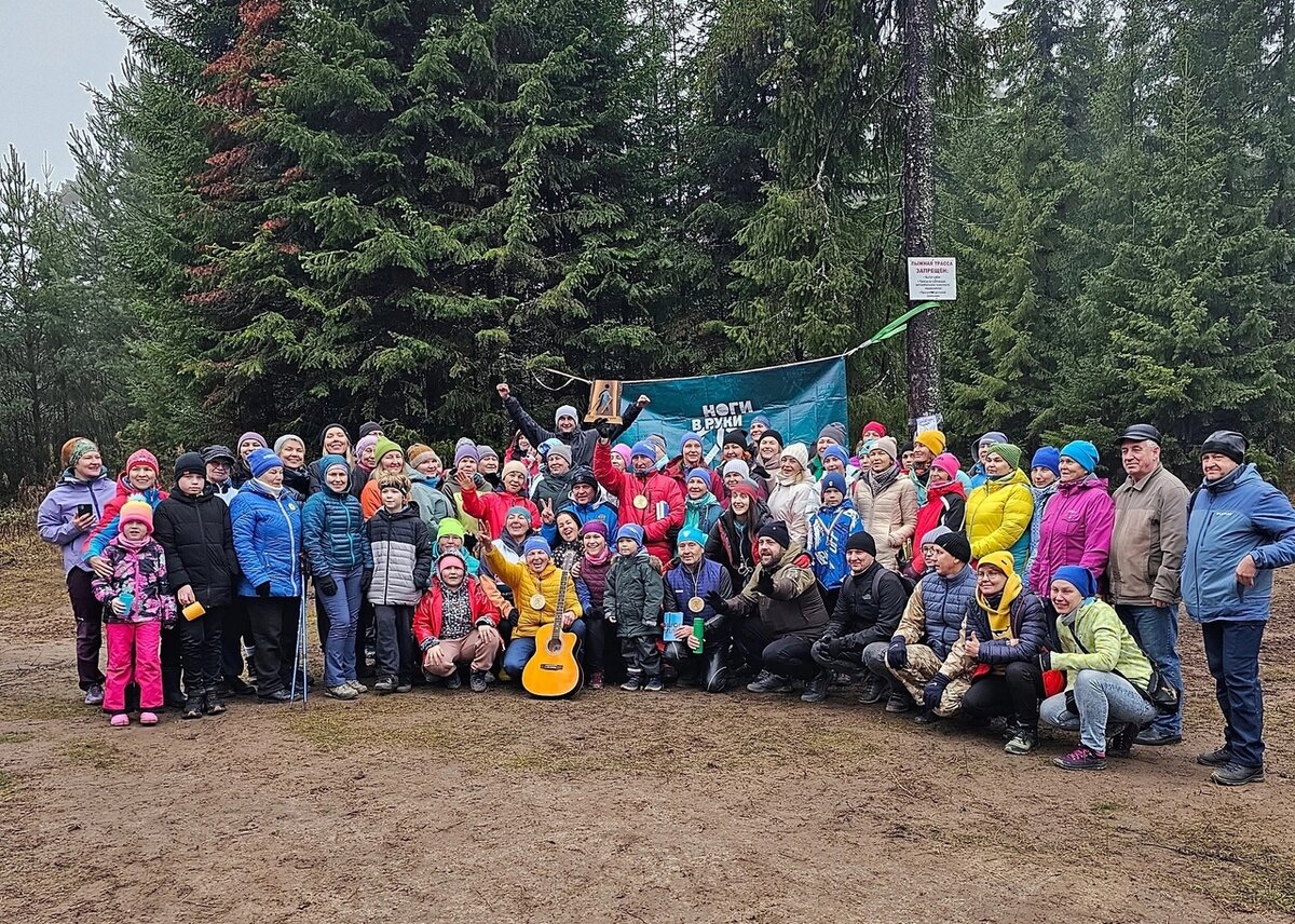 народу тьма... и это только наши клубные из посёлка и из соседнего небольшого городка