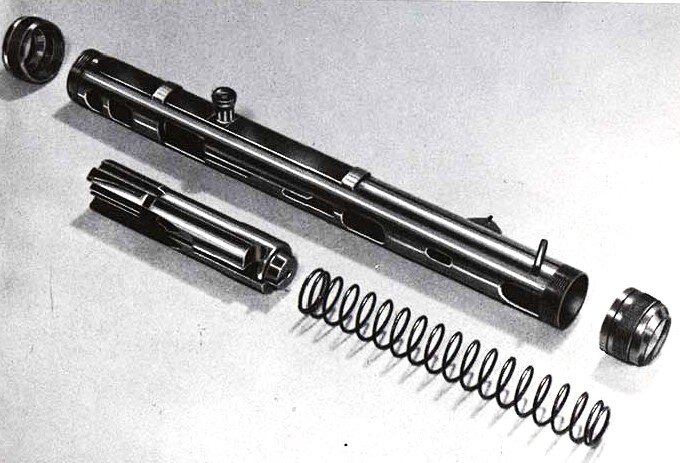 Затвор и возвратная пружина пистолета-пулемета, извлеченные из ствольной коробки.