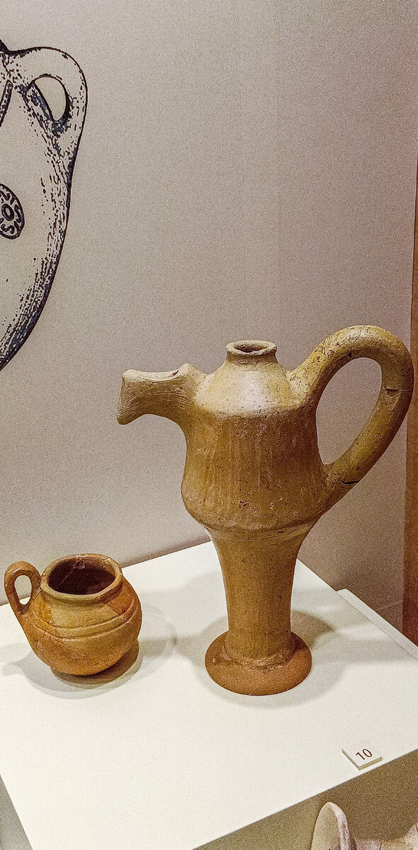 Девушка с затычкой на улице. Ходить с открытой. Без нижнего белья. Крой платья длинное с открытой спиной. Женщины босиком на улице.