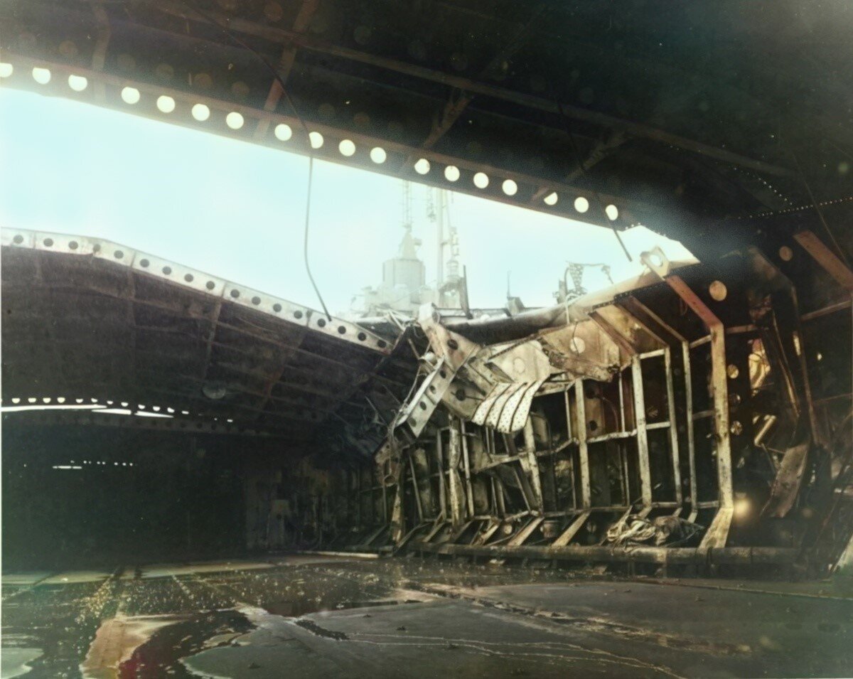 Ангарная палуба на покоцанном японском авианосце.
