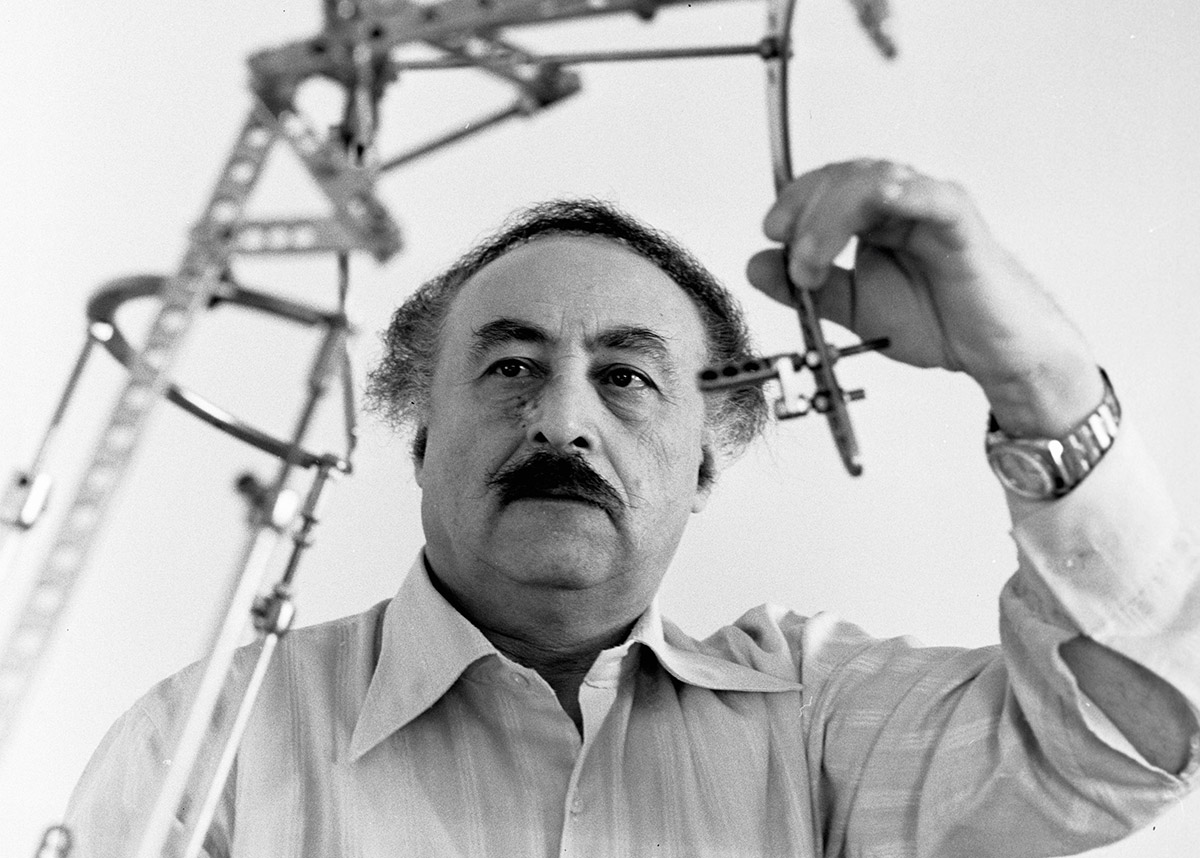 Доктор Г.А. Илизаров демонстрирует свой аппарат.