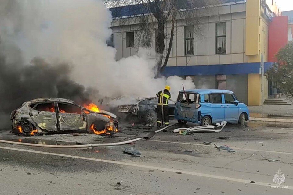    Из Парижа прозвучало заявление, что украинские ракетные обстрелы мирных жилых кварталов российского областного центра являются «легитимными защитными действиями» Киева. Фото: МЧС России/ТАСС