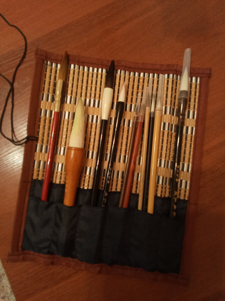 В пенале 11 кисточек разных размеров. На этом фото их 10 - одну забыла положить (она у меня стоит отдельно), ниже покажу отдельно.